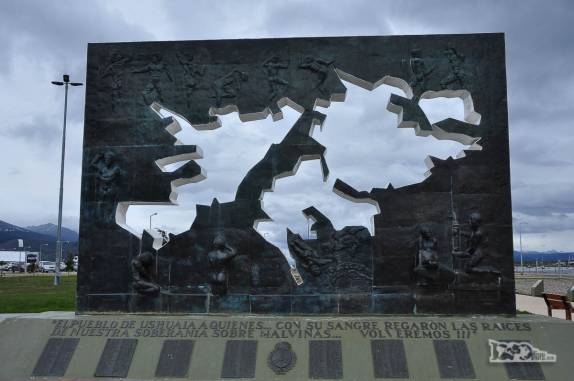 Monumento relembrando os mortos na Guerra das Malvinas (Ushuaia, no sul da Terra do Fogo, na Argentina)